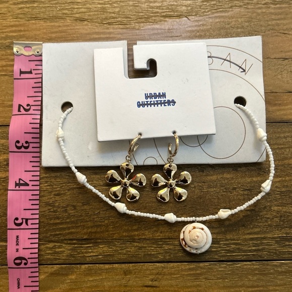 Urban Outfitters Bundle of Seashell necklace Gold flower/power earrings beach - Picture 6 of 7